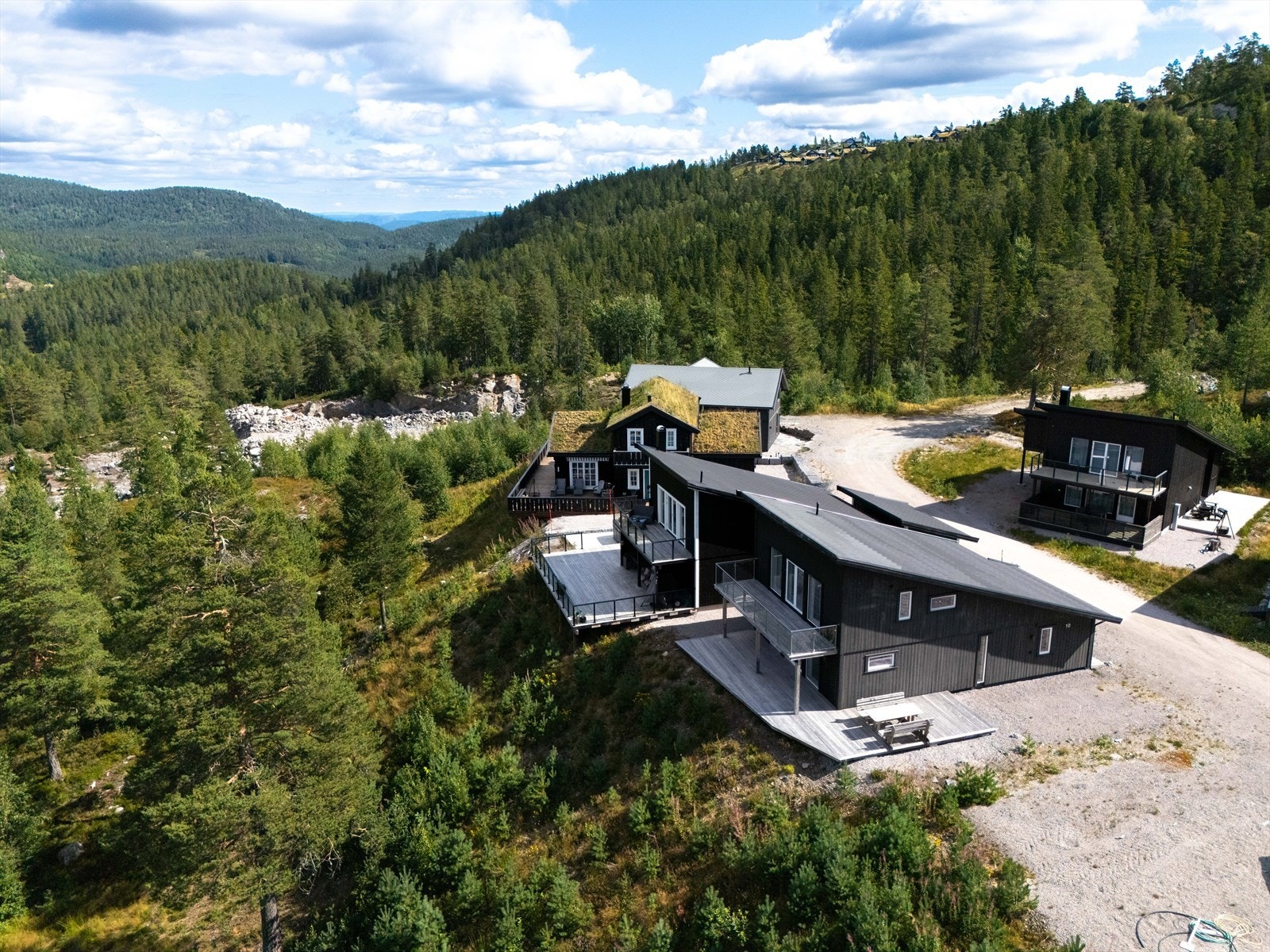 Her kan du kjøre helt fram til hyttedøra med fin plass til parkering på egen eiendom. Fra hytta er det kun ca. 600 meter til Gautefall Skisenter! Galleribilde