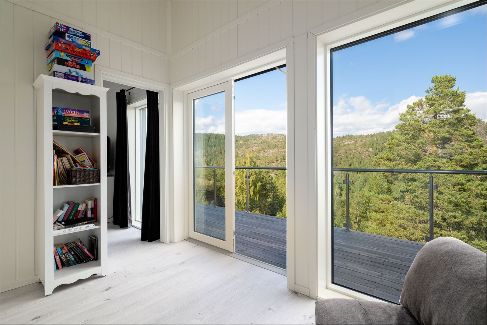 Tilkomsten til 2. etasje tar deg opp i en fin gang hvor det kan etablere en liten loftstue om ønskelig. Galleribilde