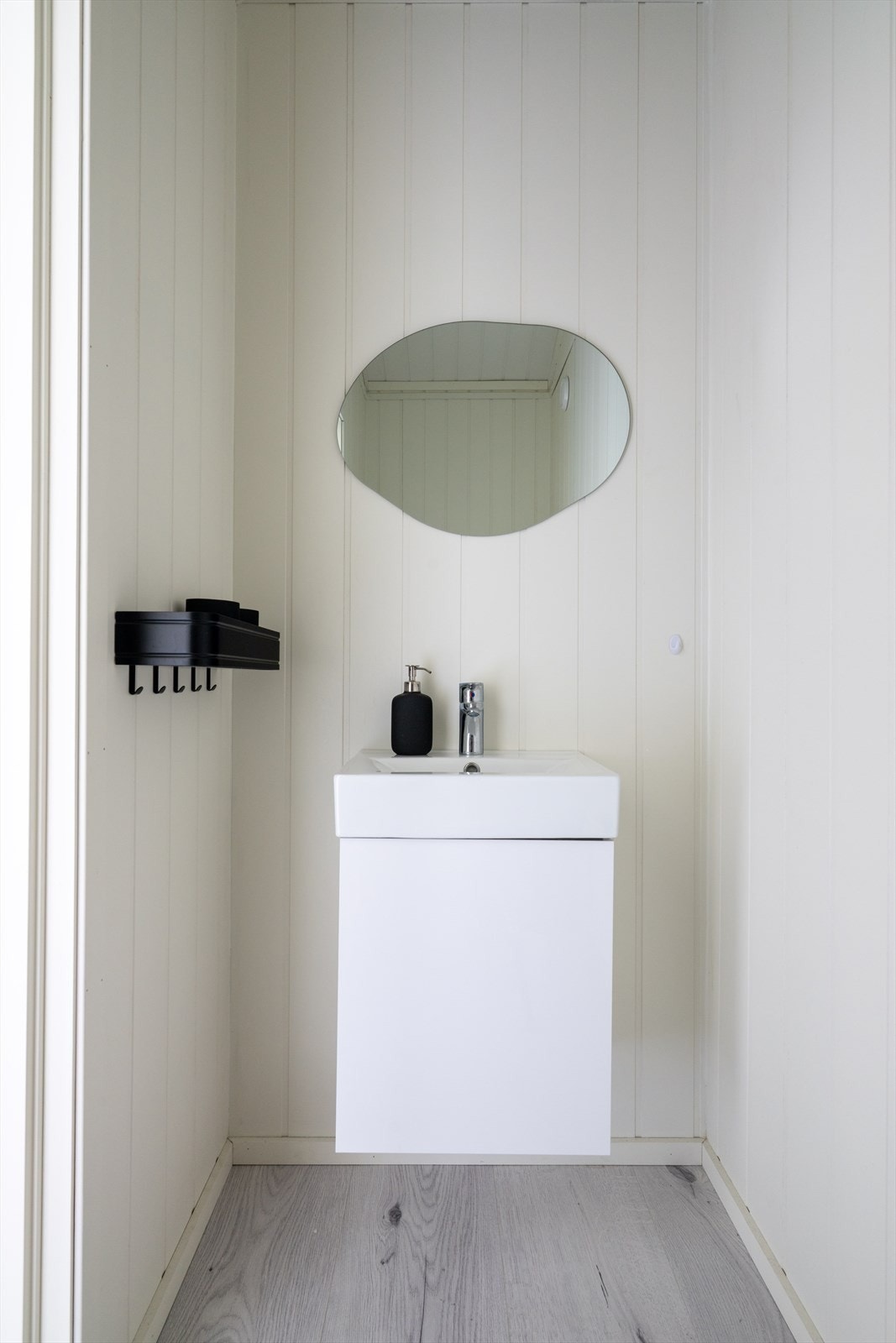 Det er også et praktisk toalettrom i 2. etasje med laminat på gulv, malte mdf-plater på vegger og i himling i lyse fargetoner. Rommet er innredning med gulvmontert toalett og tidløs innredning med underskap og servant. Galleribilde