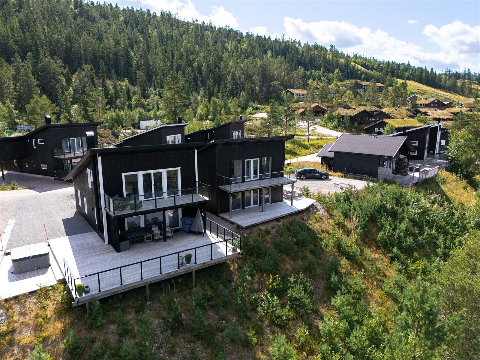 Her har du nærhet til flott turterreng sommer som vinter, med flere turstier i nærområdet, om du ønsker å bevege deg nede i skogsterreng eller opp i et naturskjønt, åpent fjellterreng. Galleribilde