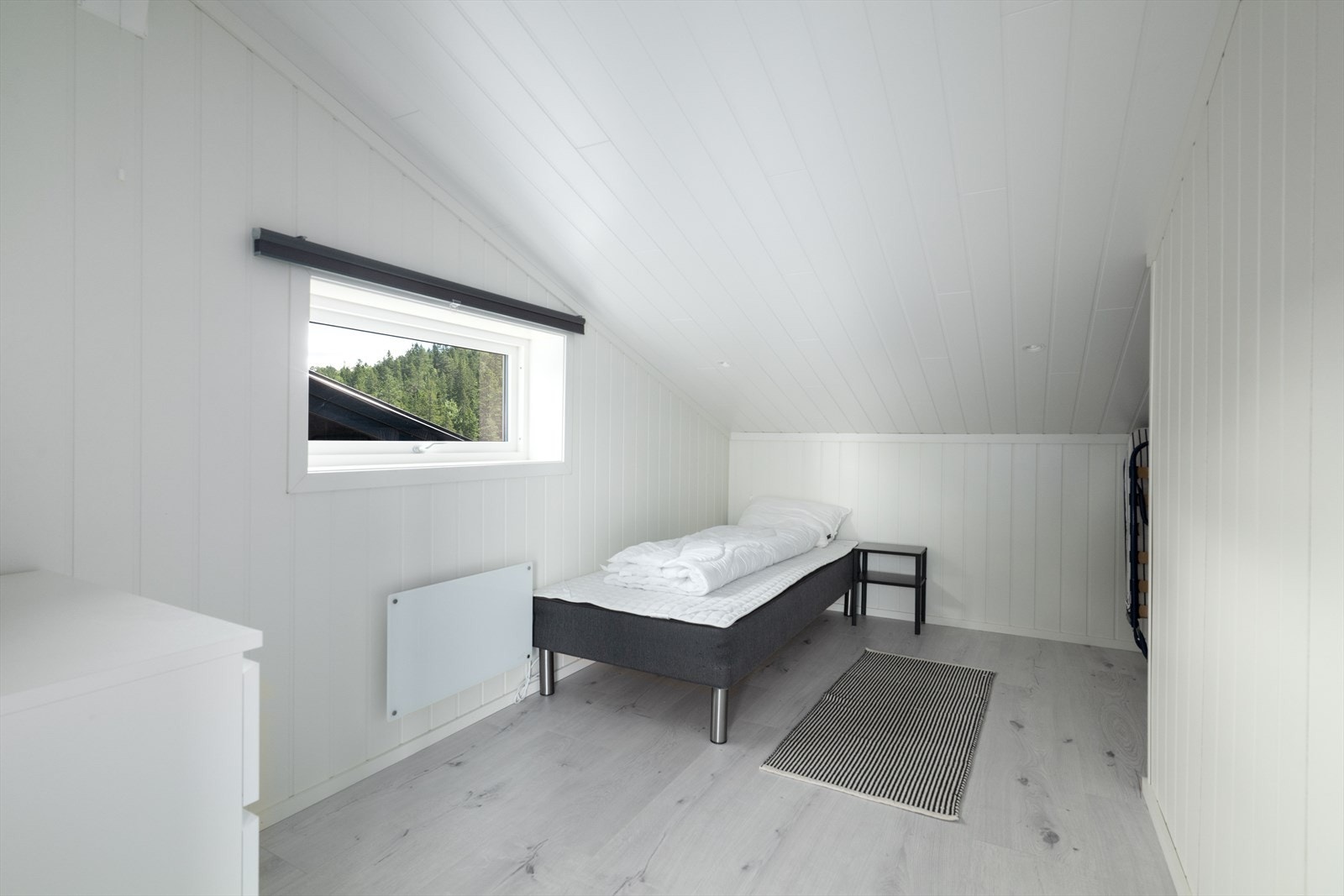 Overflater er holdt i like fargetoner som øvrige deler av hytta, som gir en fin helhelt. Galleribilde