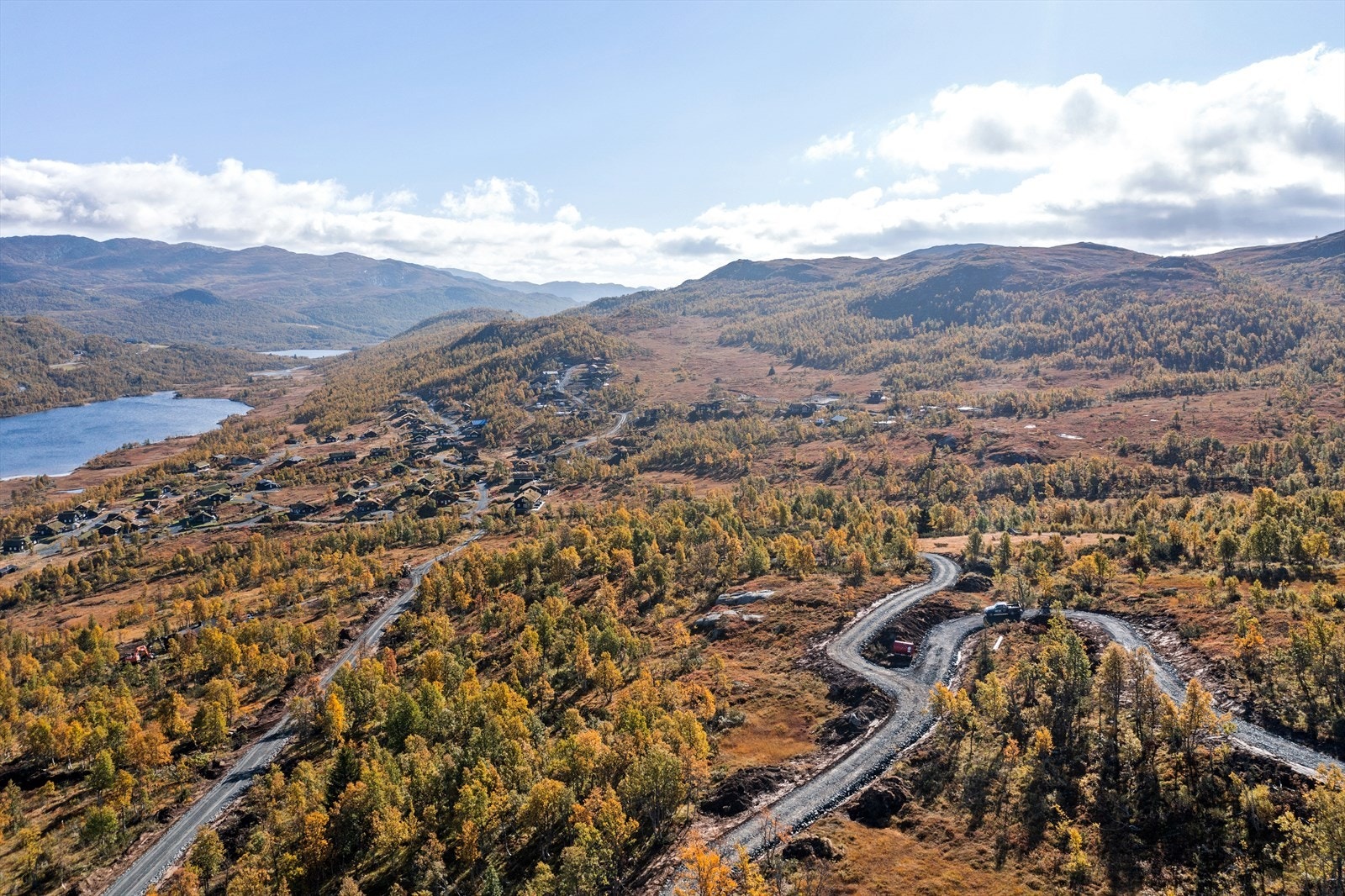 Bildet er tatt mot øst, og viser bl.a. Torvetjønn til venstre. Skiløypene passerer rett utenfor det åpene stølsområdet til høyre i bildet. Galleribilde