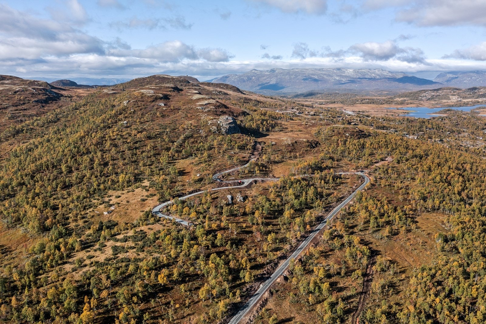 På høydedraget midt i bildet - der veien stopper, ligger tomtene 45 til 47. Galleribilde