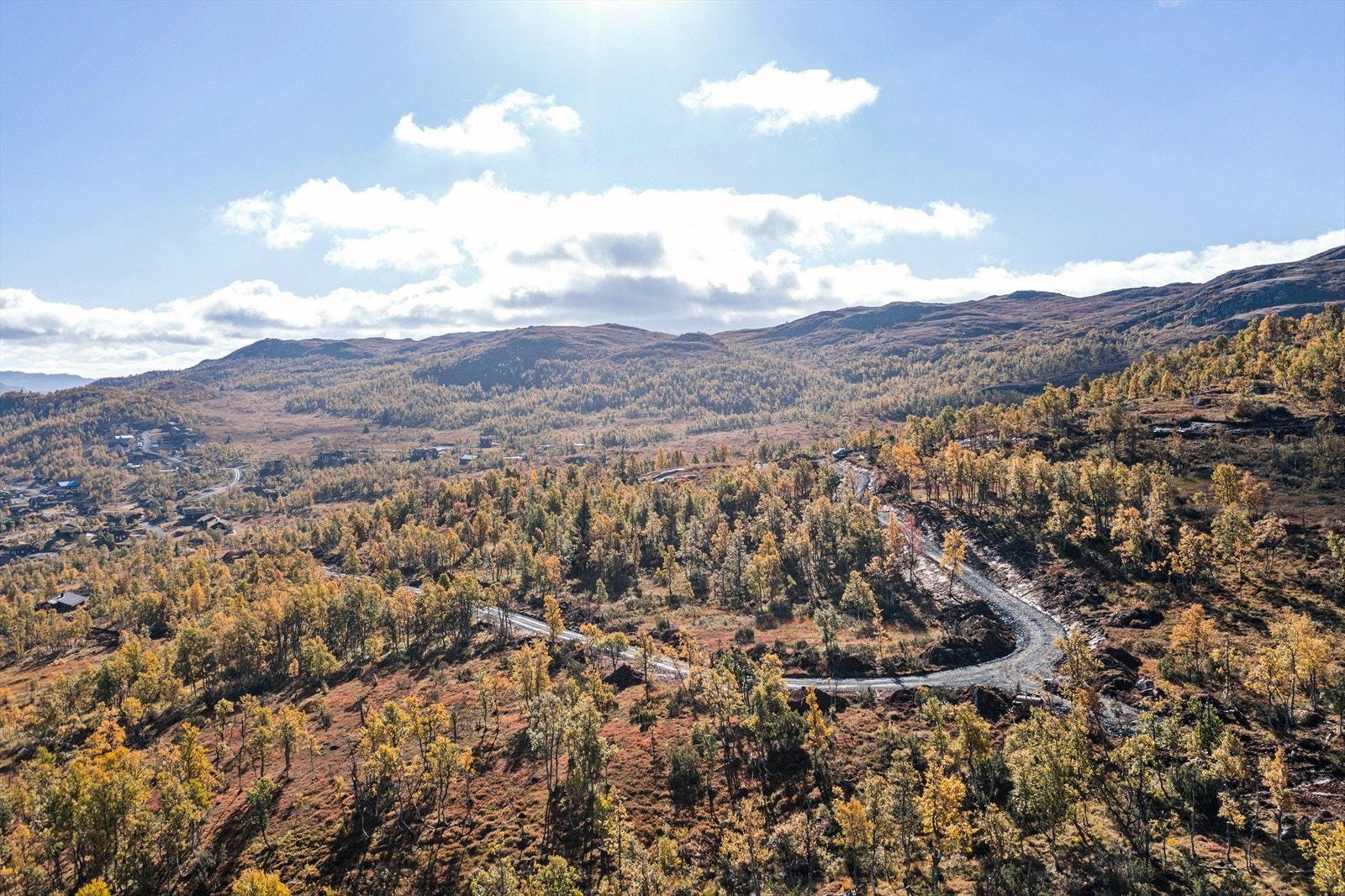 Bildet er tatt mot syd. Tomt 23 ligger på innsiden av svingen, og tomtene 7 til 9 ligger omtrent midt i bildet - nedenfor veien. Galleribilde