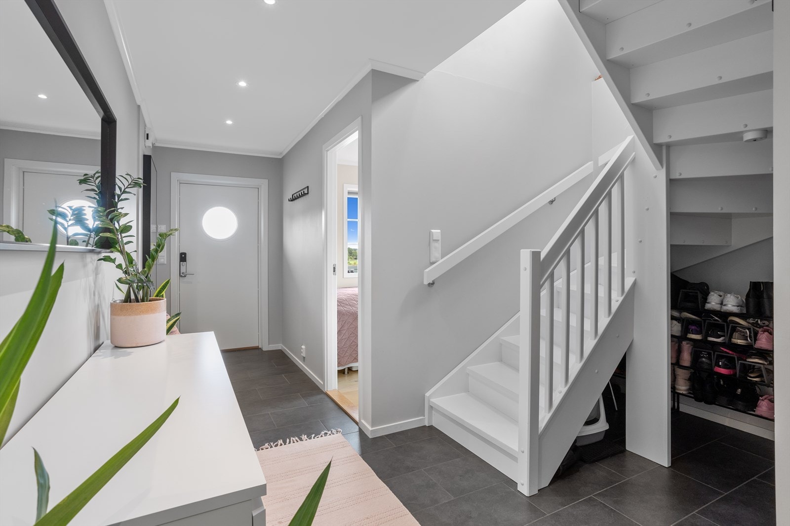 Entreèn og hallen setter tonen for hele hjemmet allerede når du kommer innenfor boligens inngangsdør. Her ønskes du velkommen inn i "senter av huset". Koøyet i innngangsdøren slipper dagslyses inn i rommet. Galleribilde