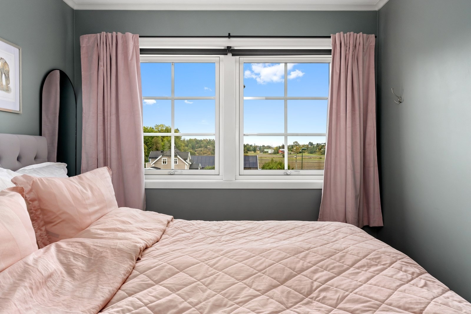 Hovedsoverommet er stort og godt. To store vinduer mot nord sørger godt innfall av naturlig lys. Galleribilde