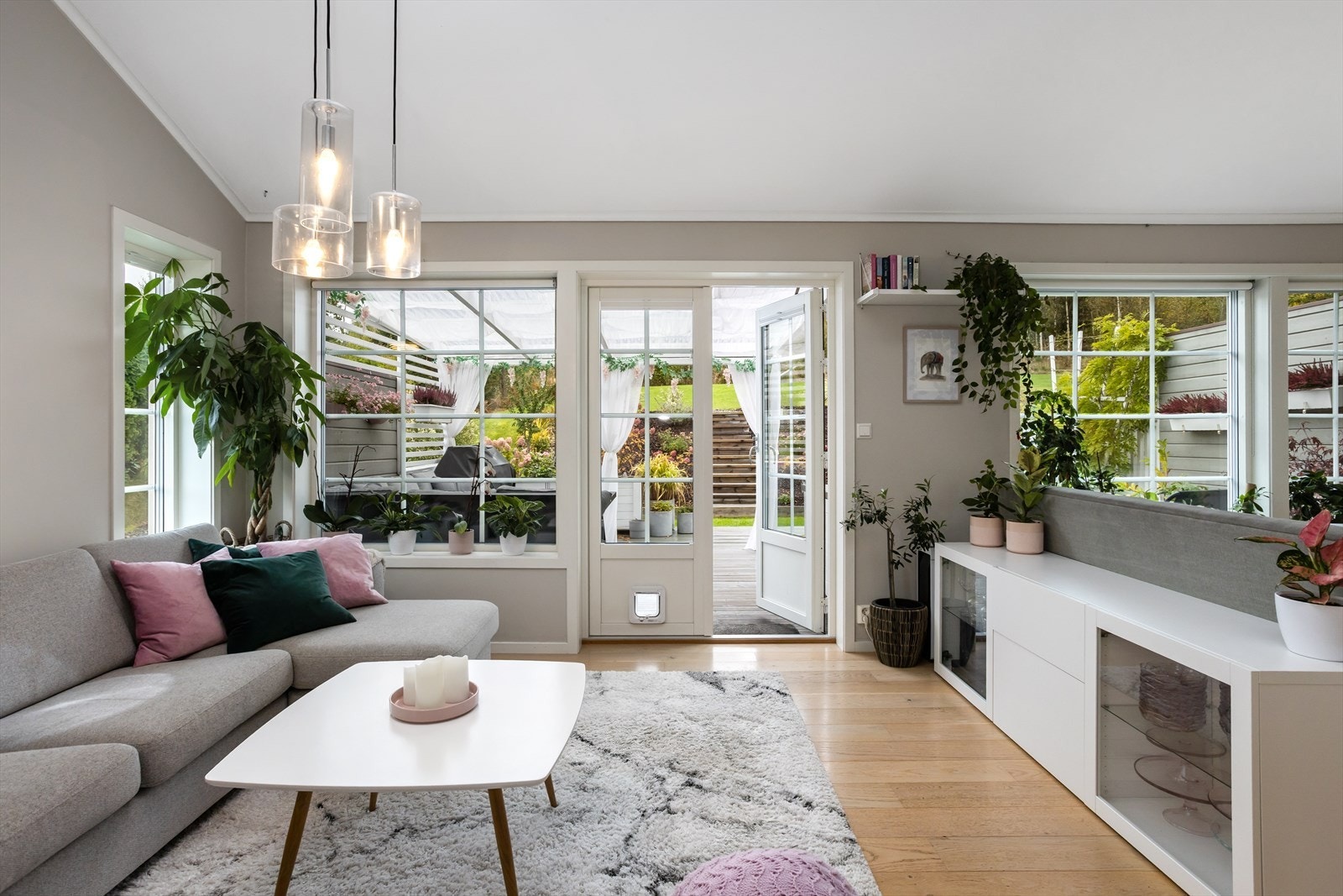 "Hovedpersonene" i rommet er de store vinduene mot uterommet og ikke minst høye himlinger som skaper en helt spesiell stemning og herlig romfølelse! Galleribilde