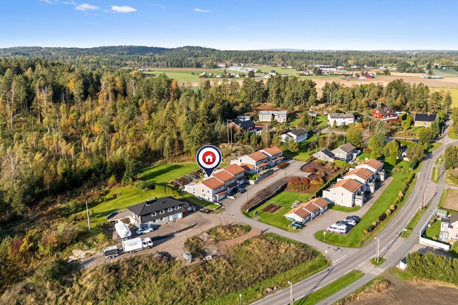 Tilbaketrukne og fredelige omgivelser - 2. rekke fra Semsveien. Huset grenser ut mot store friarealer og ligger sentralt på Nøtterøy. Det er kun ca. 7 km til Tønsberg sentrum. Galleribilde