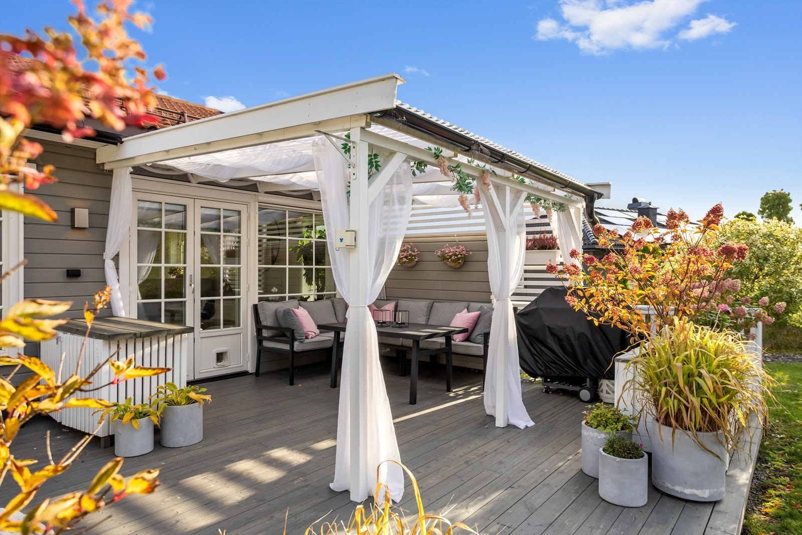 Eiendommen har misunnelsesverdige private utendørsfasiliteter. Uteplassen "utvider" stue-/kjøkkensonen på et suverent vis i sommerhalvåret. Galleribilde