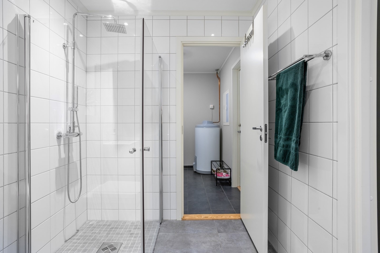 I begge dusjsonene er gulvet noe nedsenket og gulvet er flislagt med fliser av mindre dimensjon enn øvrige gulvfliser. Det er regnfallsdusj og hånddusj på begge badene. Galleribilde