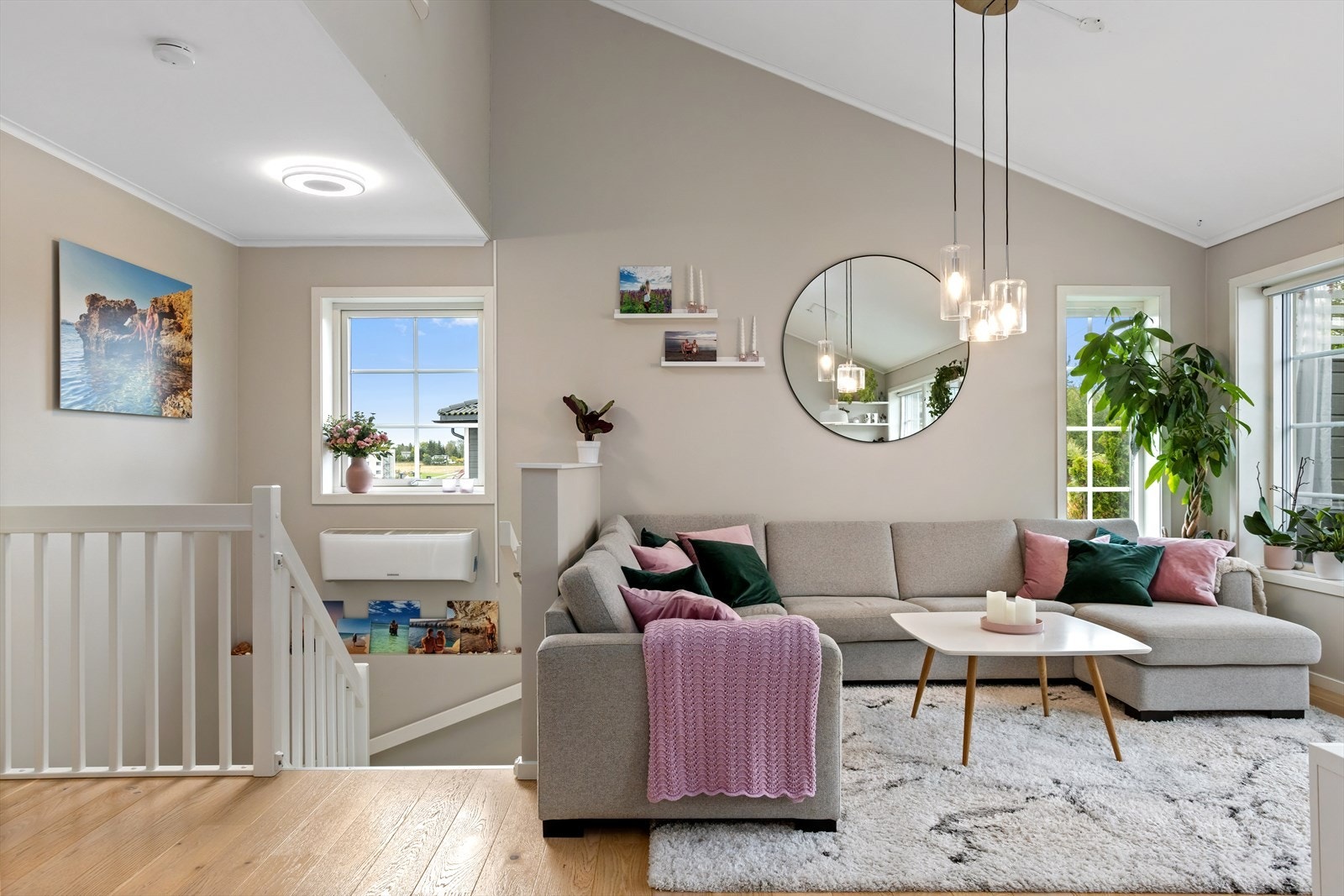 Innvendig er boligen smakfullt utført og holder en tidstypisk moderne standard. Gjennomgående i boligen er en lekker enstavsparkett i eik på gulv og lysmalte flater. Galleribilde