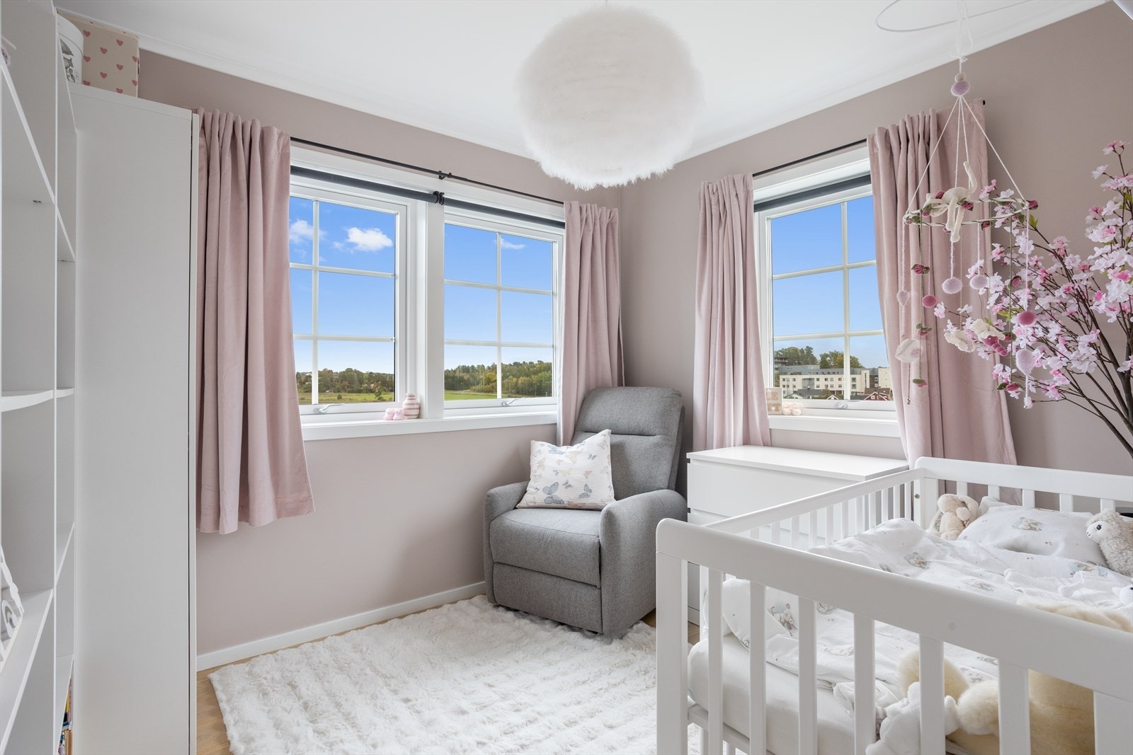 Det andre soverommet i hovedetasjen er plassert på hjørnet av etasjen, med vinduer mot nord og øst. Galleribilde