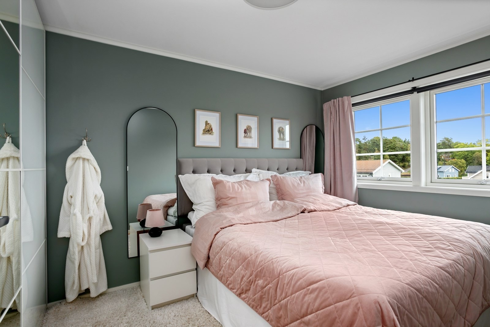 Boligen har tre fine soverom. I tillegg har kontoret også plass til seng hvis ønskelig. Som ellers i huset er det samme type eikeparkettgulv i alle rom. Galleribilde