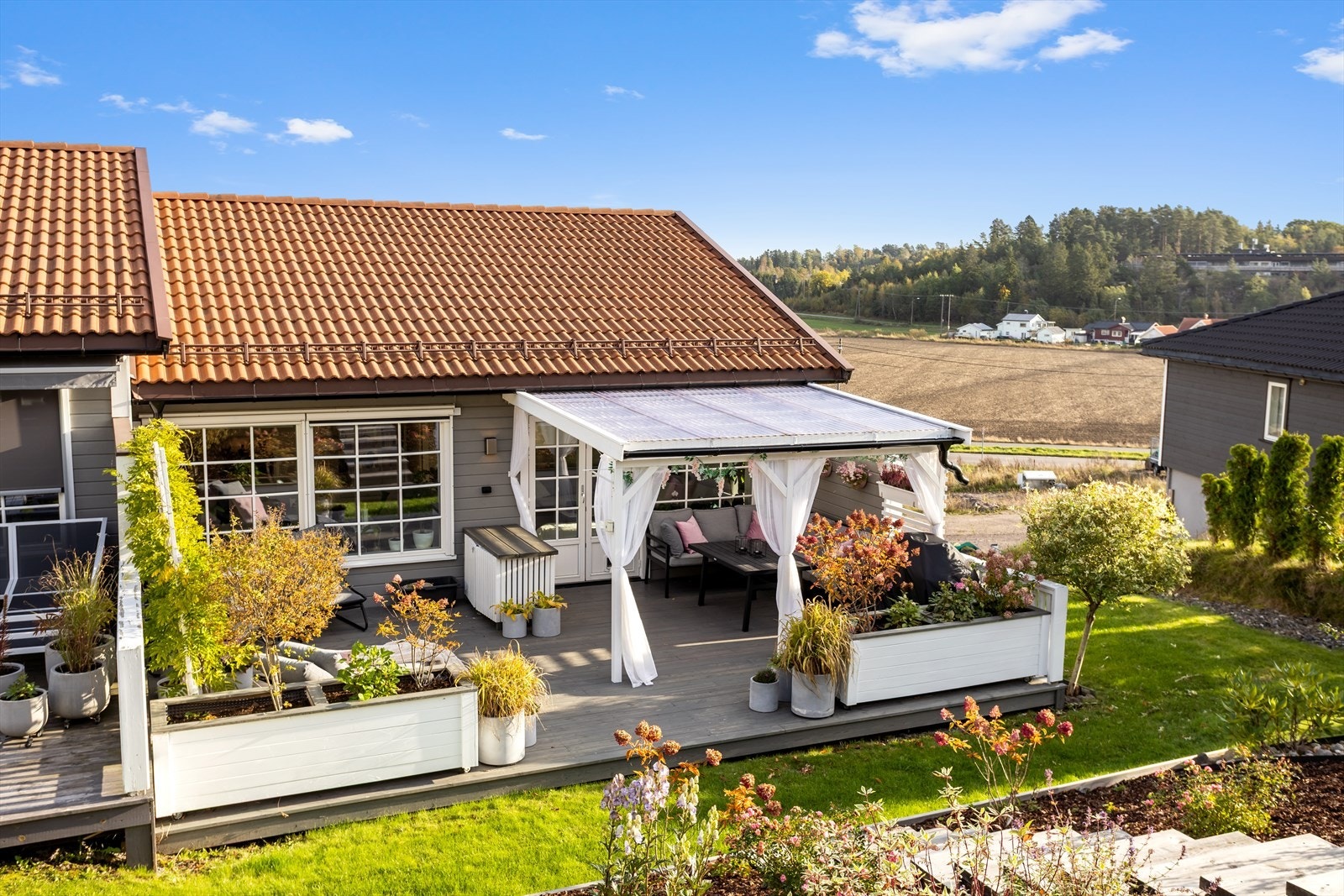 Terrassen har en rekke plantekasser av tre som medfølger. Det gjøres dog oppmerksom på at selve plantene i disse ikke medfølger. Galleribilde