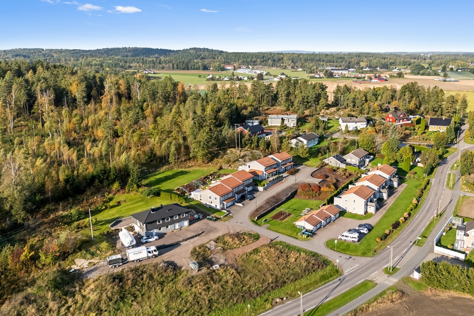 Eiendommen grenser i syd mot et stort og åpent hageareal (felles friareal) Galleribilde