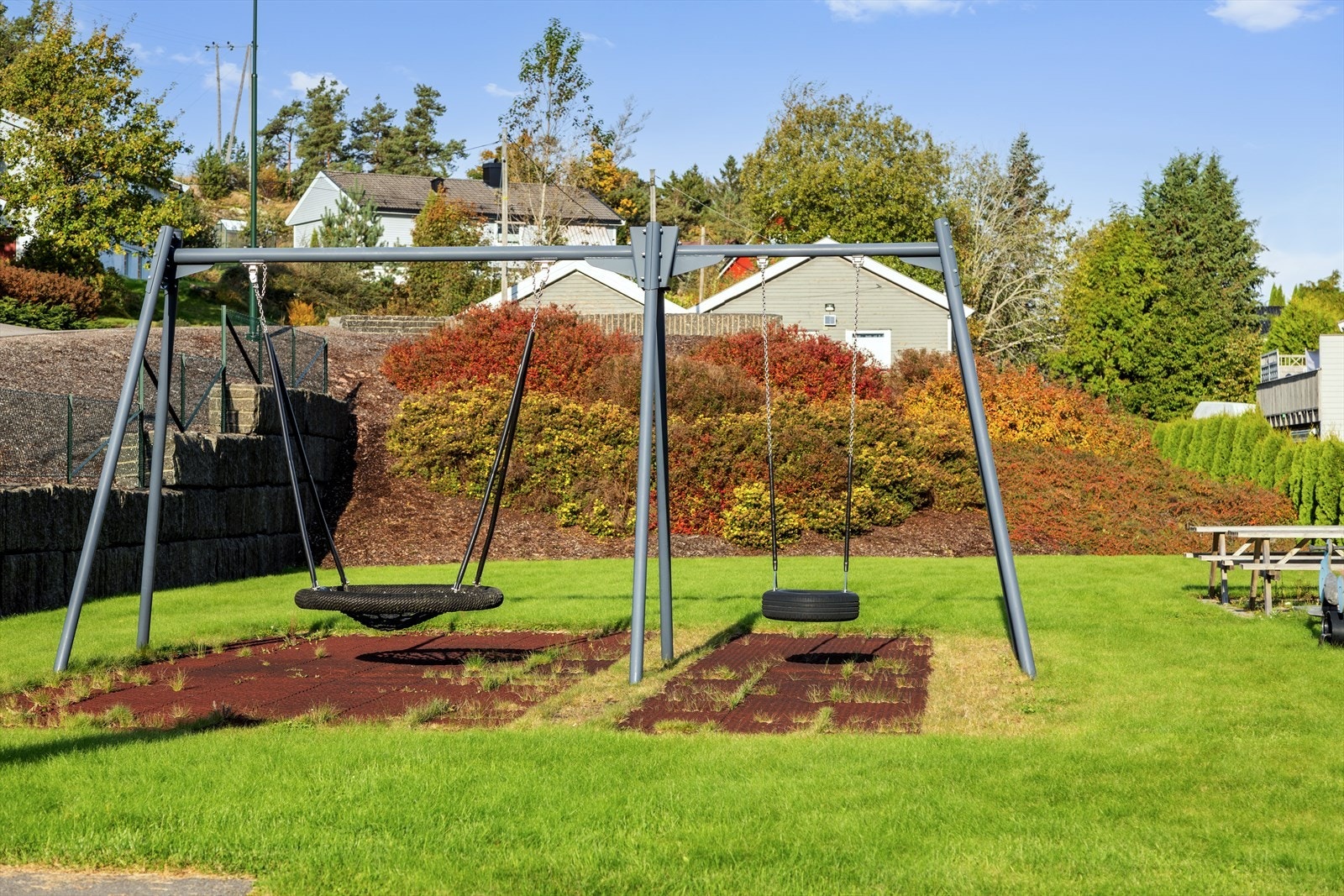 Like ved huset er det lekeplass og sittebenker for felles trivsel blant både små og store beboere. Galleribilde