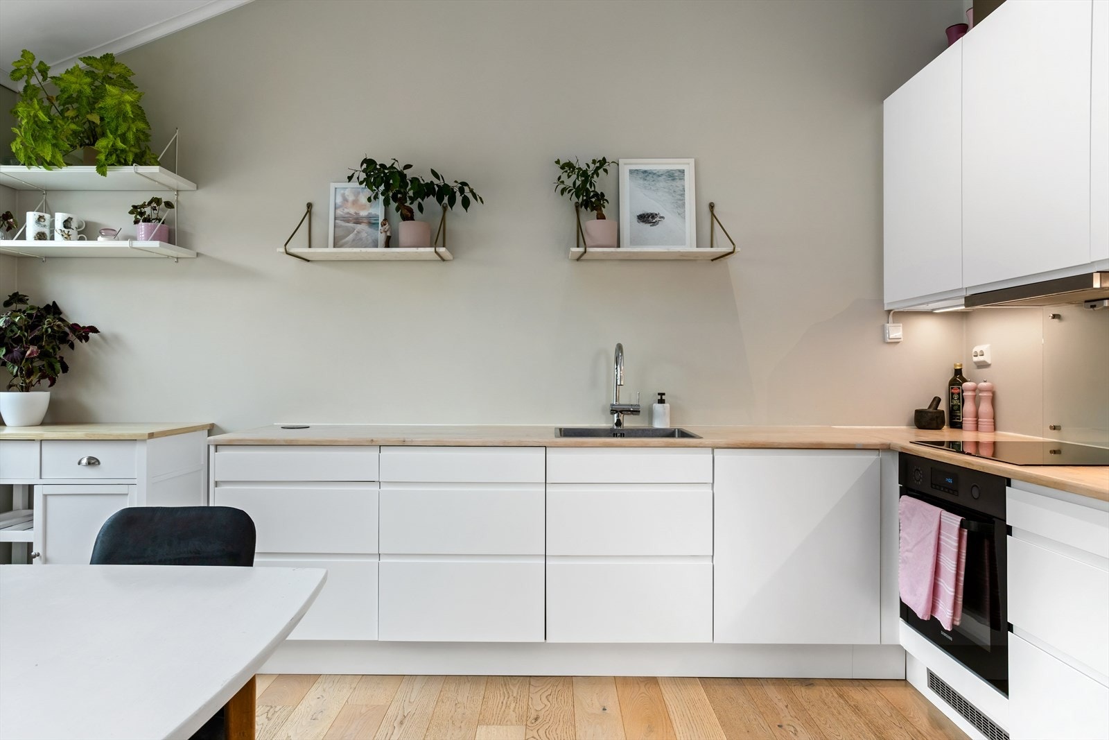 Dette kjøkkenet, med innredning Epoq kjøkken, er perfekt for både hverdagsbruk og festlige anledninger. Kjøkkenet er med sin utforming enda et naturlig samlingspunkt for familien - i en fin sammenheng med spisestuen. Galleribilde