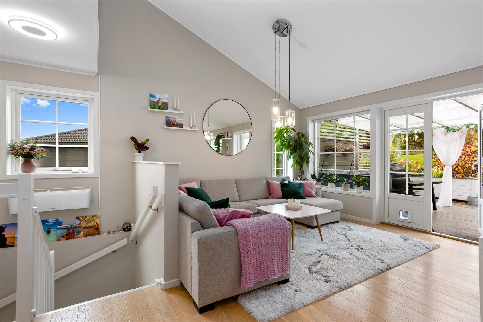 Stuen er virkelig et herlig rom, ideell for sosialt samvær. Stue-/kjøkkensonen med høyt pulttak utgjør samlet en åpen og ekstra innbydende sone i huset. Galleribilde