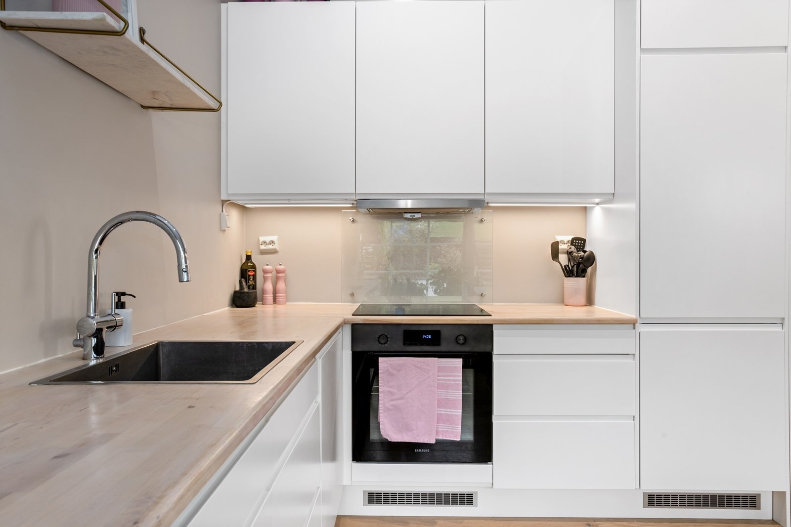 På samme vis som i stuen skaper en fantastisk takhøyde og vindusflatene for en lys og luftig atmosfære. Kjøkkenet har god plass hvor L-løsning sørger for rikelig med arbeidsplass. Galleribilde