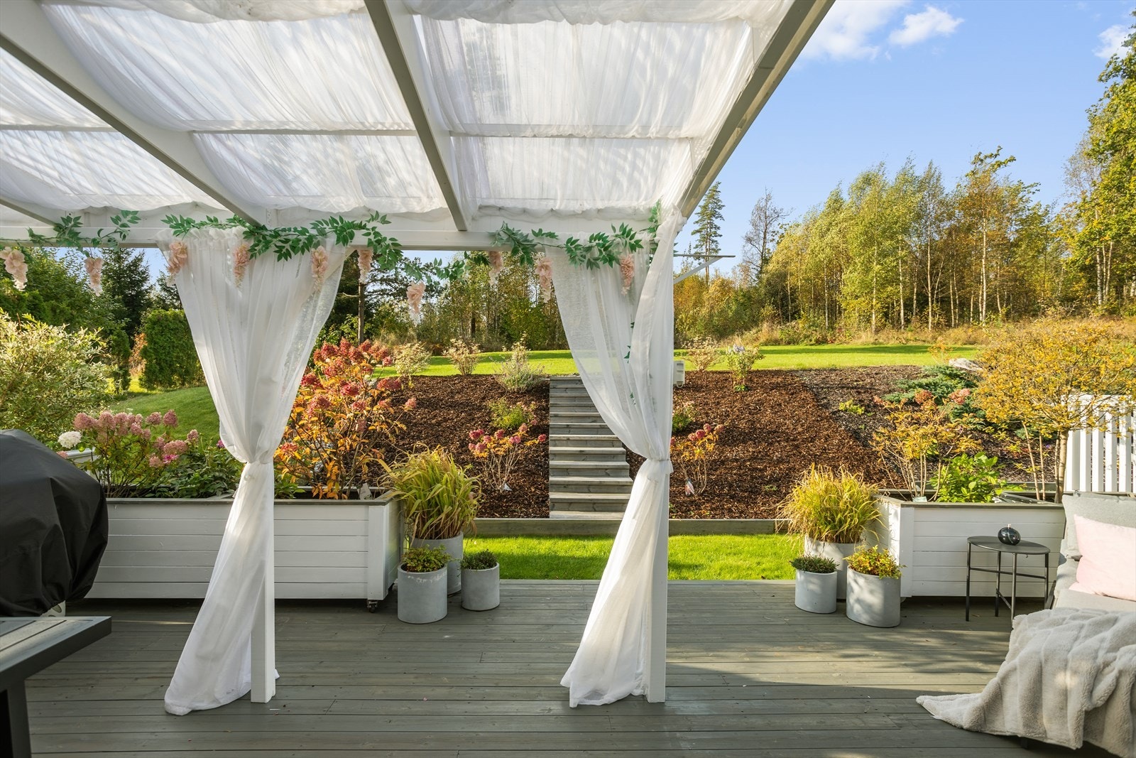 Den store størrelsen på 38 m² gir god plass til ulike sosiale samlinger, spiseplasser, grillområder og sittegrupper, noe som gjør terrassen til et naturlig samlingspunkt for familie og venner. Galleribilde