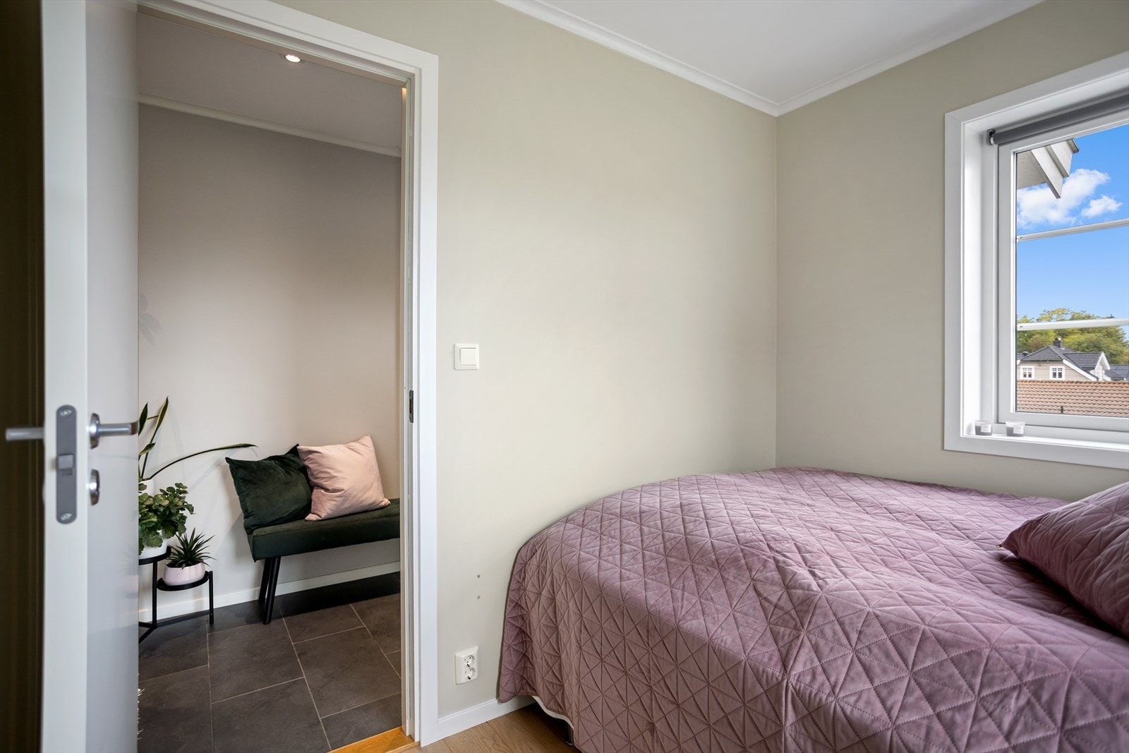 Rommet har avsatt plass for garderobeskap. Galleribilde