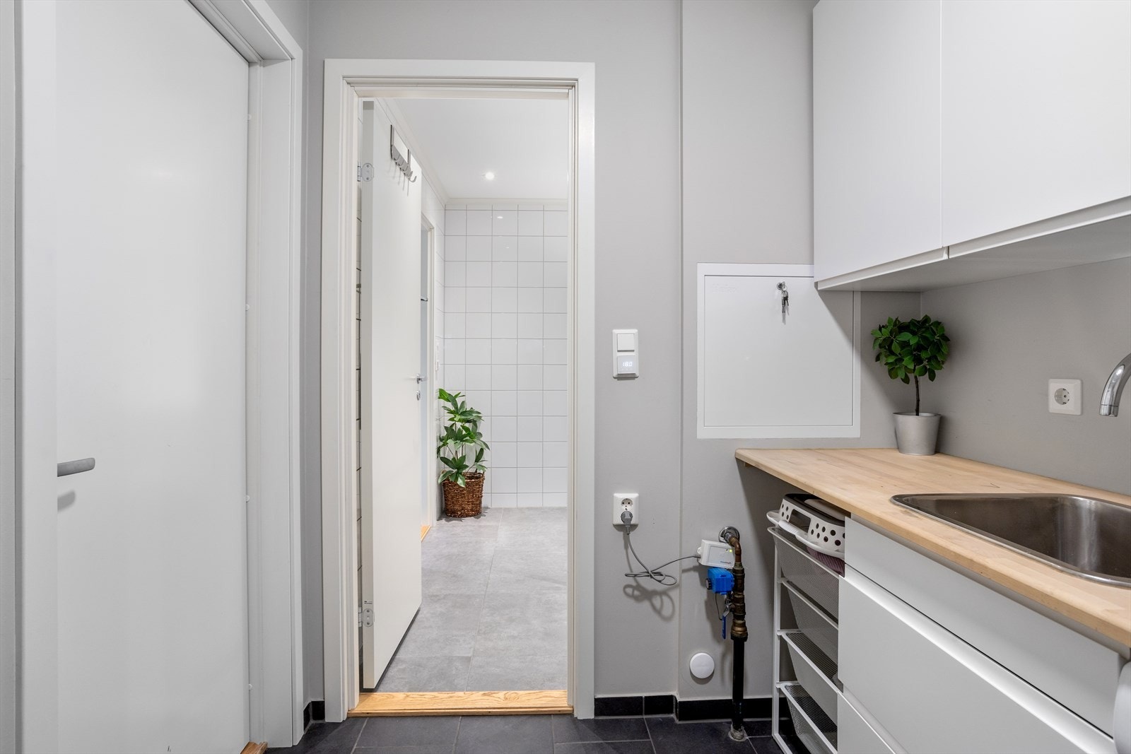 En rekke overskap byr på god oppbevaringsplass. Innredningen består også av ett underskap. På samme vis som på kjøkkenet er skapenes fronter nye fra 2024. Benkeplaten, blant annet med nedfelt vaskekum, sørger for god arbeidsplass. Galleribilde