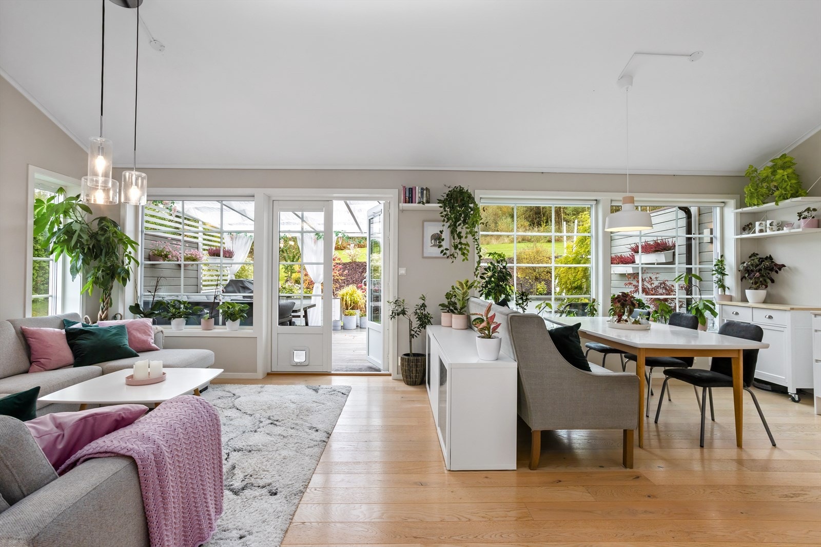 Fra dobbeltfløyet terrassedør ledes du ut til den store terrassen i syd, hvor solen kan nytes. Du kan enkelt arrangere hyggelige sammenkomster, som familieselskaper, bursdager eller andre feiringer. Galleribilde