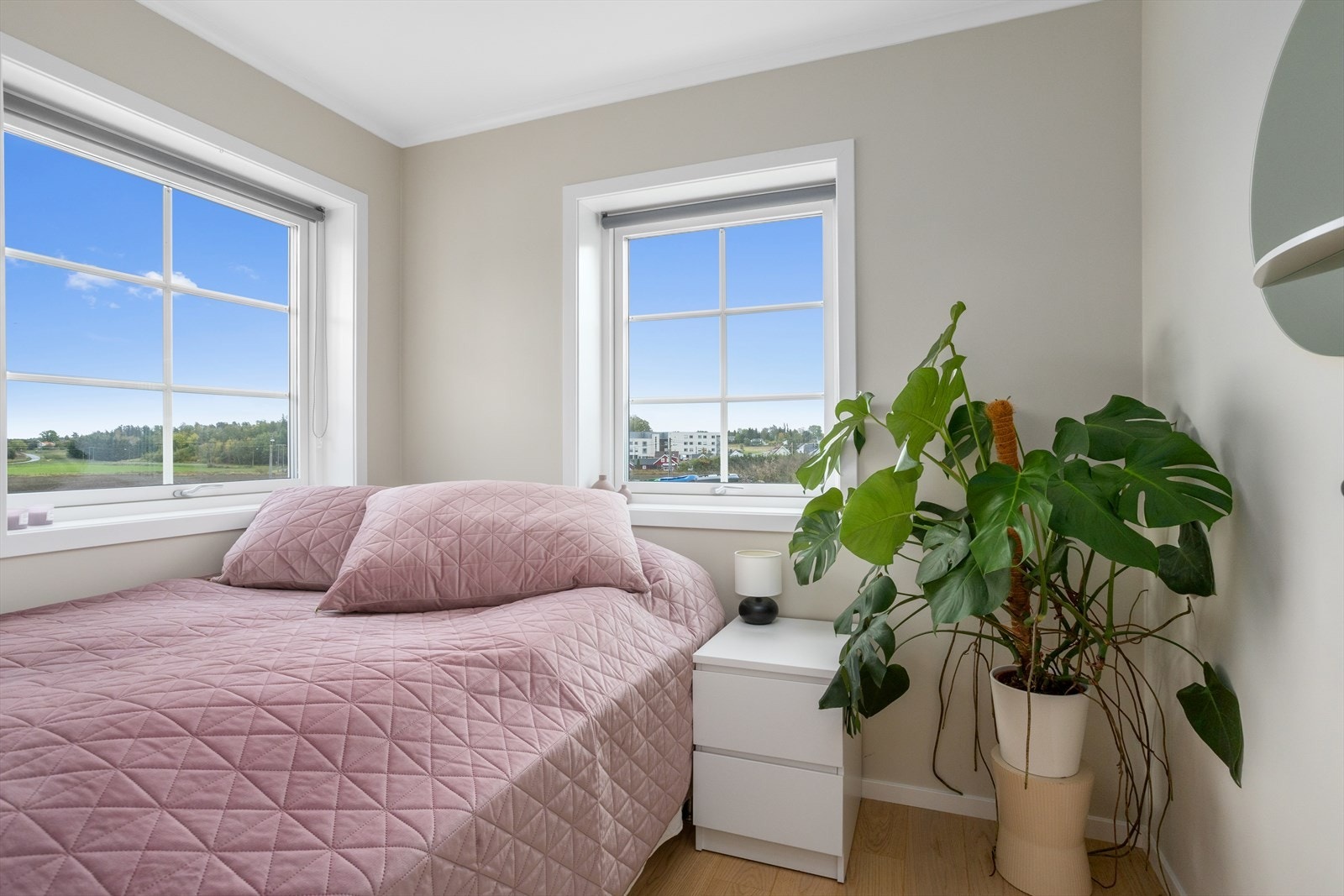 Hjemmets tredje soverom ligger i 1. etasje, også dette på hjørnet av huset og med vinduer mot både nord og øst. Galleribilde