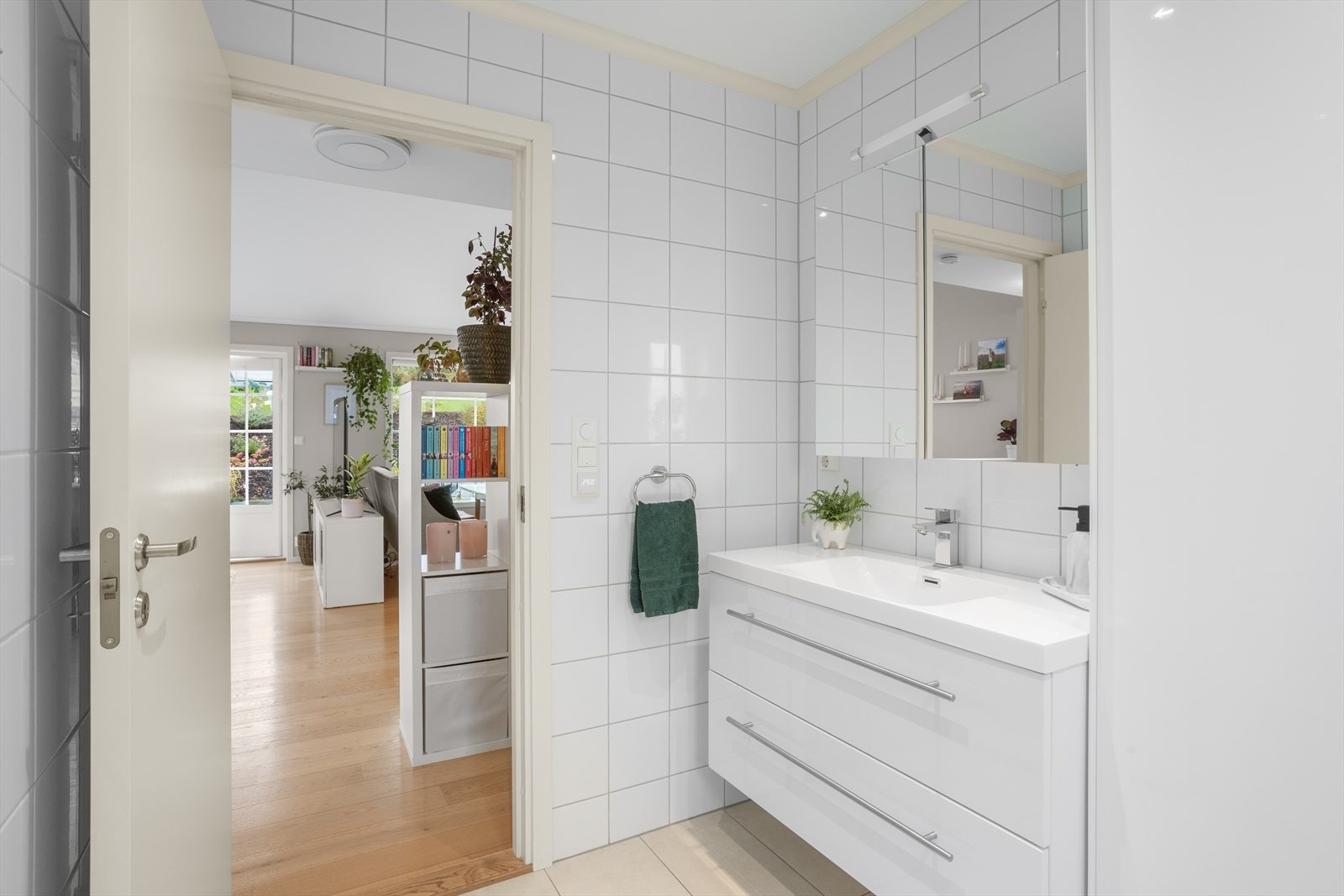 Dobbelt underskap på begge baderommene med praktiske kolonialskuffer og stilrene kvadratservantbenker sørger for god oppbevaringsplass og servanter som er enkle å vedlikehold. Galleribilde