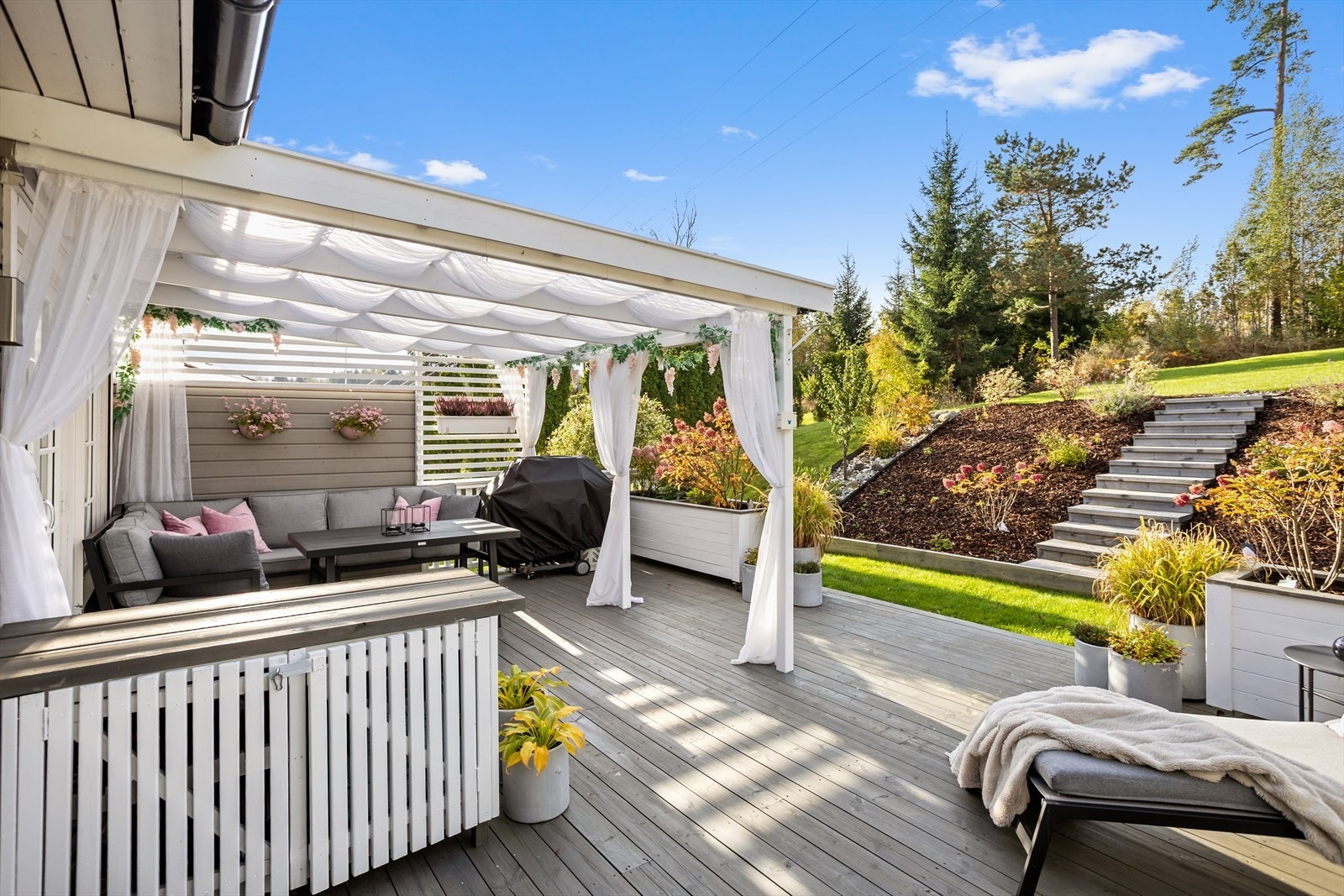 Med sin imponerende størrelse, gode solforhold og ikke minst usjenerte plassering, innbyr uterommene både til soner for utekjøkken med grilling, lune solkroker og massevis av plass til utemøbler. Galleribilde