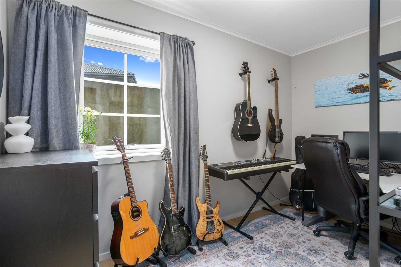 Kontoret, plassert innerst i 1. etasje med vindu mot øst, er perfekt utformet for deg som ønsker muligheten til både enkeltseng og kontor-/arbeidsplass i et og samme rom - her er det plass til begge deler. Galleribilde