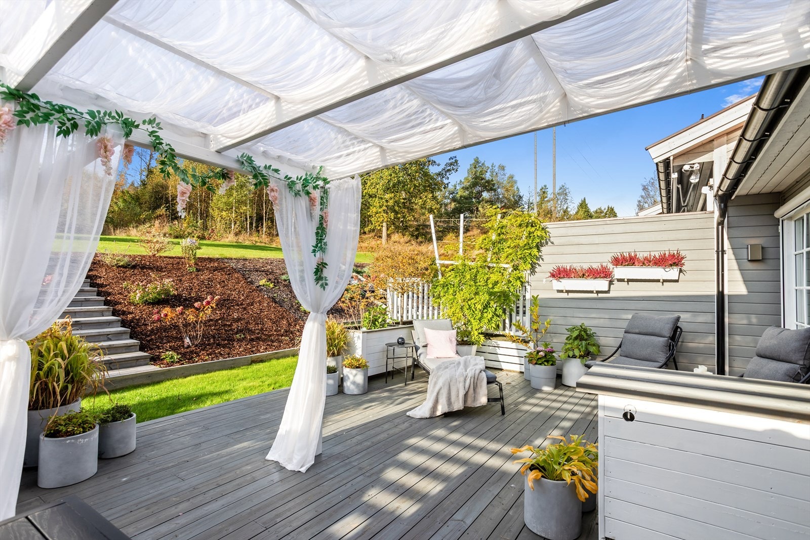 Pergola sørger for overdekning ved deler av uteplassen. Pergolaen gir gode muligheter for uteopphold både i sol og regn. Galleribilde