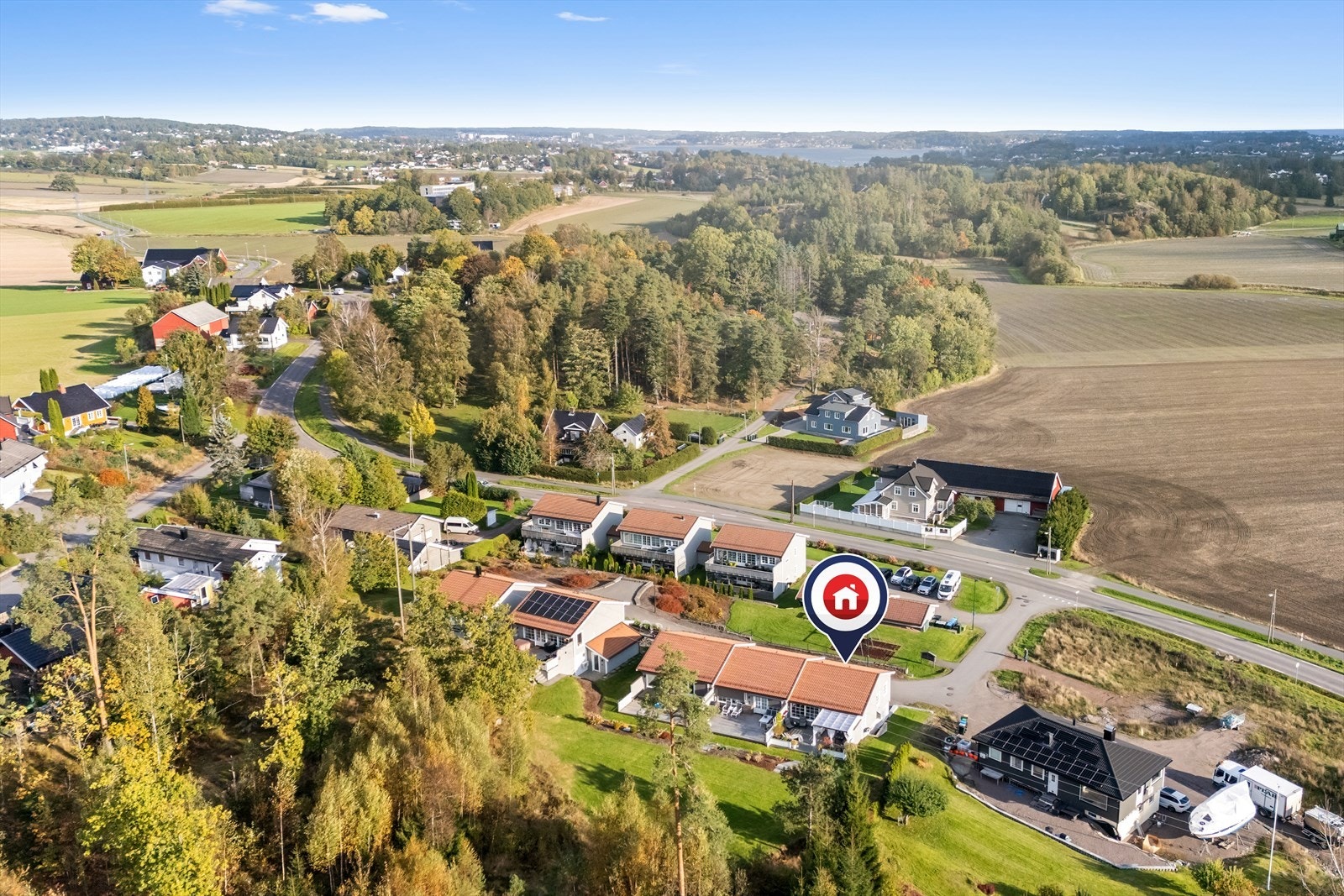 Hyggelig gårdstunsfølelse i front og skogsområder bak huset Galleribilde