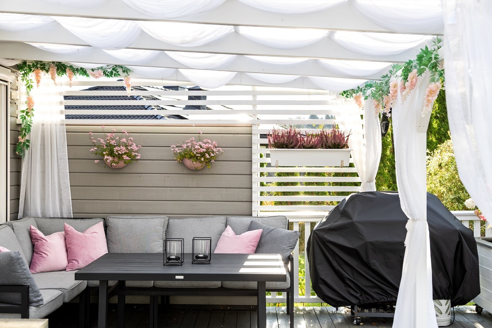 Huset og skjermingsveggene sørger også for lunhet og innsynssskjerming. Galleribilde