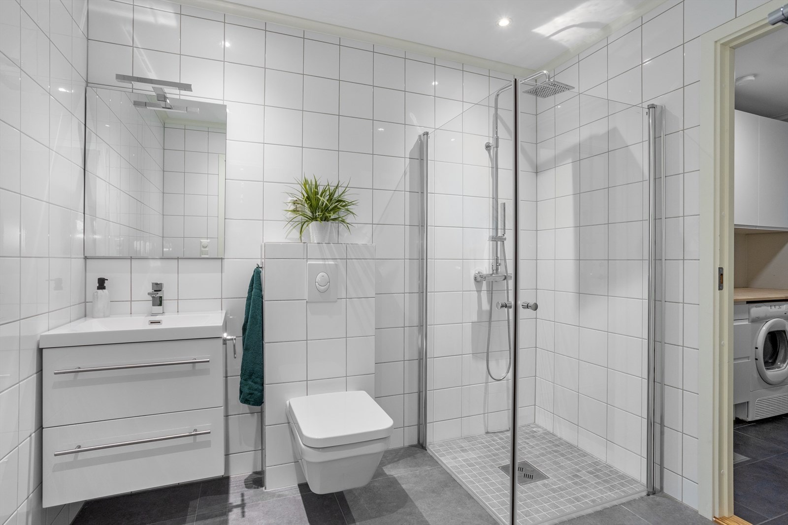 Veggmontert toalett i begge rom m/skjult sisterne gir enklere renhold og et mer moderne uttrykk. Vegghengte toaletter er også plassbesparende sammenlignet med tradisjonelle sokkeltoaletter. Galleribilde