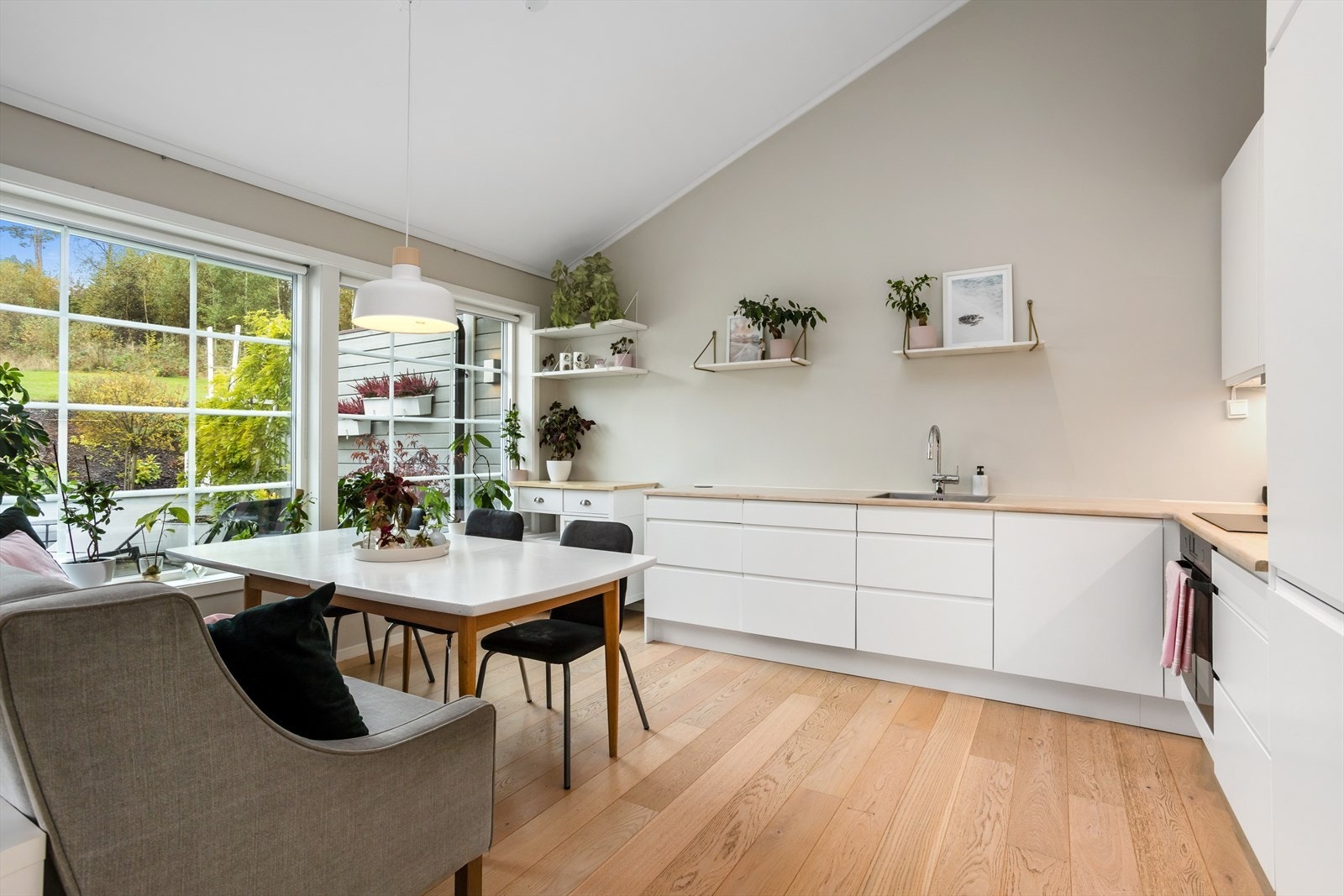 Sømløs overgang mellom innerom og uterom og høy himling i stue-/kjøkkensonen er andre egenskaper som særpreger dette flotte hjemmet. Galleribilde