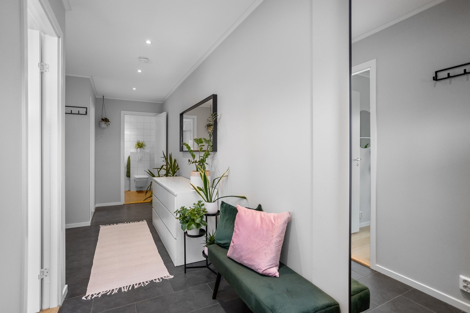 Elektronisk dørlås forenkler hverdagen - det blir slutt på bortkomne nøkler! Det er anhengssone hvor klær og yttertøy kan ryddes pent vekk. Det er også plass til garderobeskap eller kommode. Galleribilde