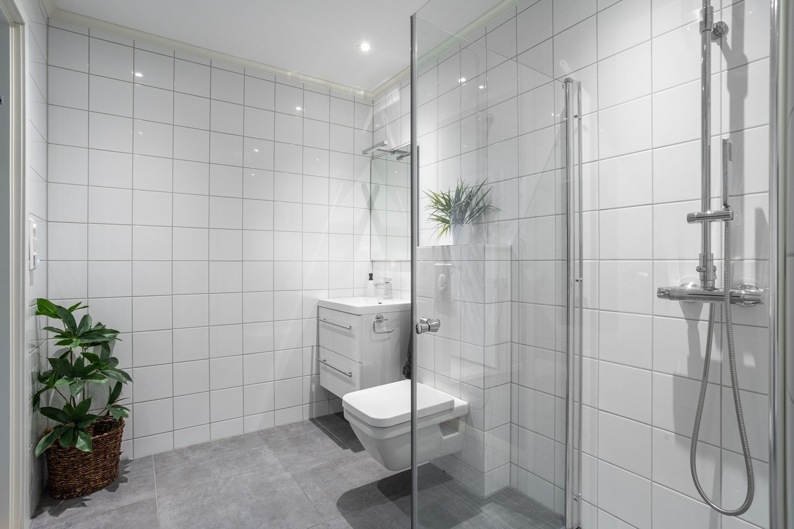 Innfelte downlights i himlinger i begge rom gir suverent lys i tillegg til lys knyttet til veggspeilene. Galleribilde