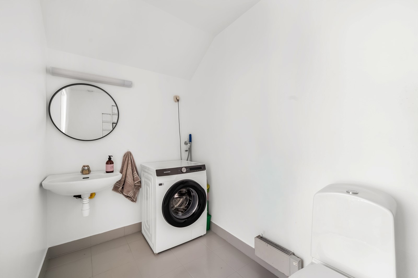 Bad med opplegg for vaskemaskin. Galleribilde