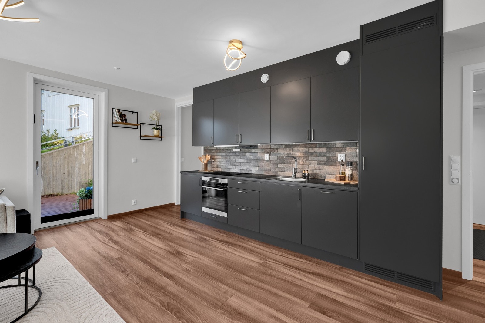 Integrert oppvaskmaskin, kjøle/- fryseskap og komfyr Galleribilde