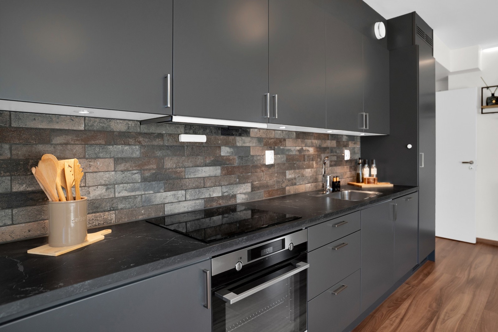 Keramisk induksjonstopp og ventilator over kokesone Galleribilde