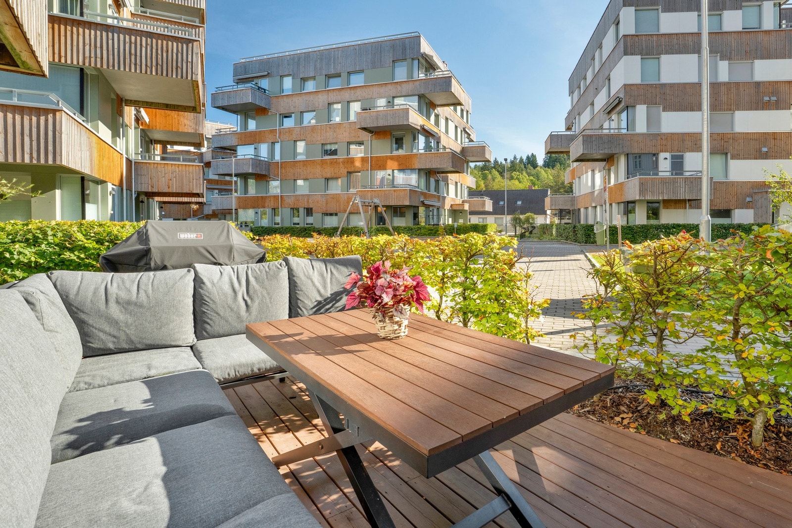 Romslig terrasse med plass til sittegruppe Galleribilde