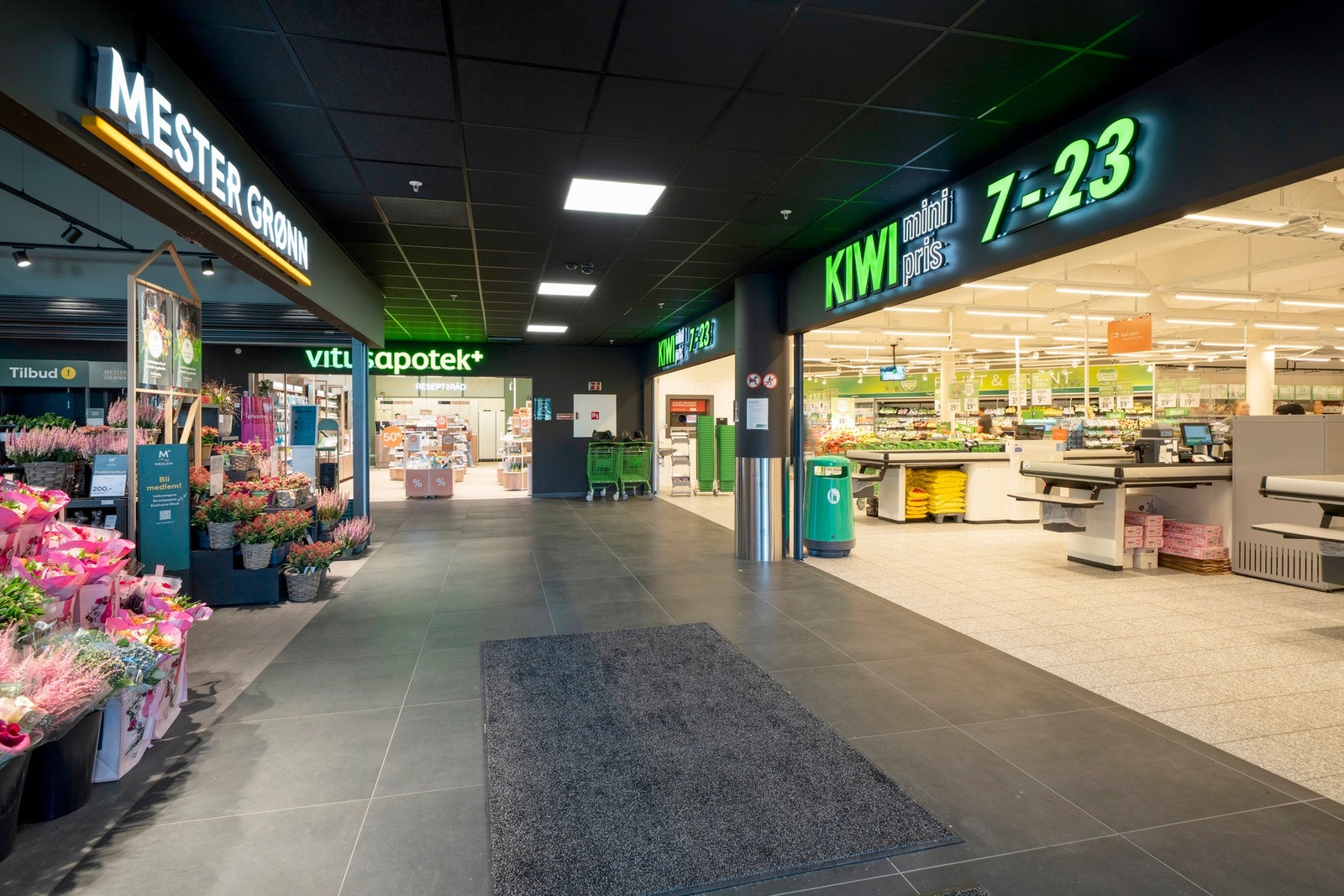 Dagligvarehandelen kan blant annet gjøres på Kiwi, som ligger tilknyttet torget rett utenfor bygget Galleribilde