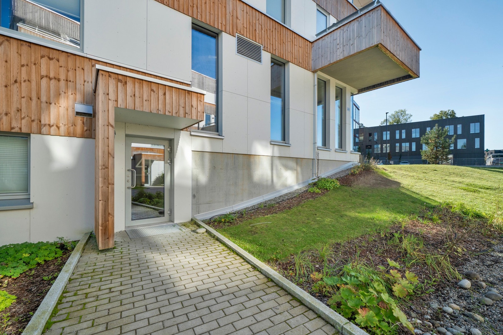 Fint inngangsparti med enkel adkomst til leiligheten Galleribilde