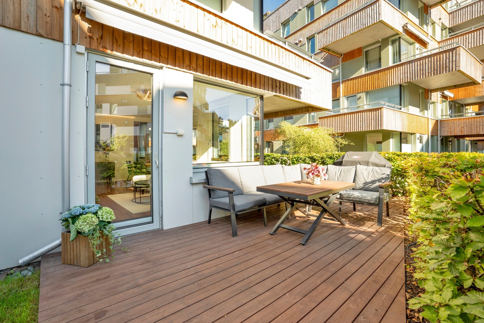 Terassen har impregnert terassegulv, elektrisk solmarkise, utelampe og strømuttak Galleribilde