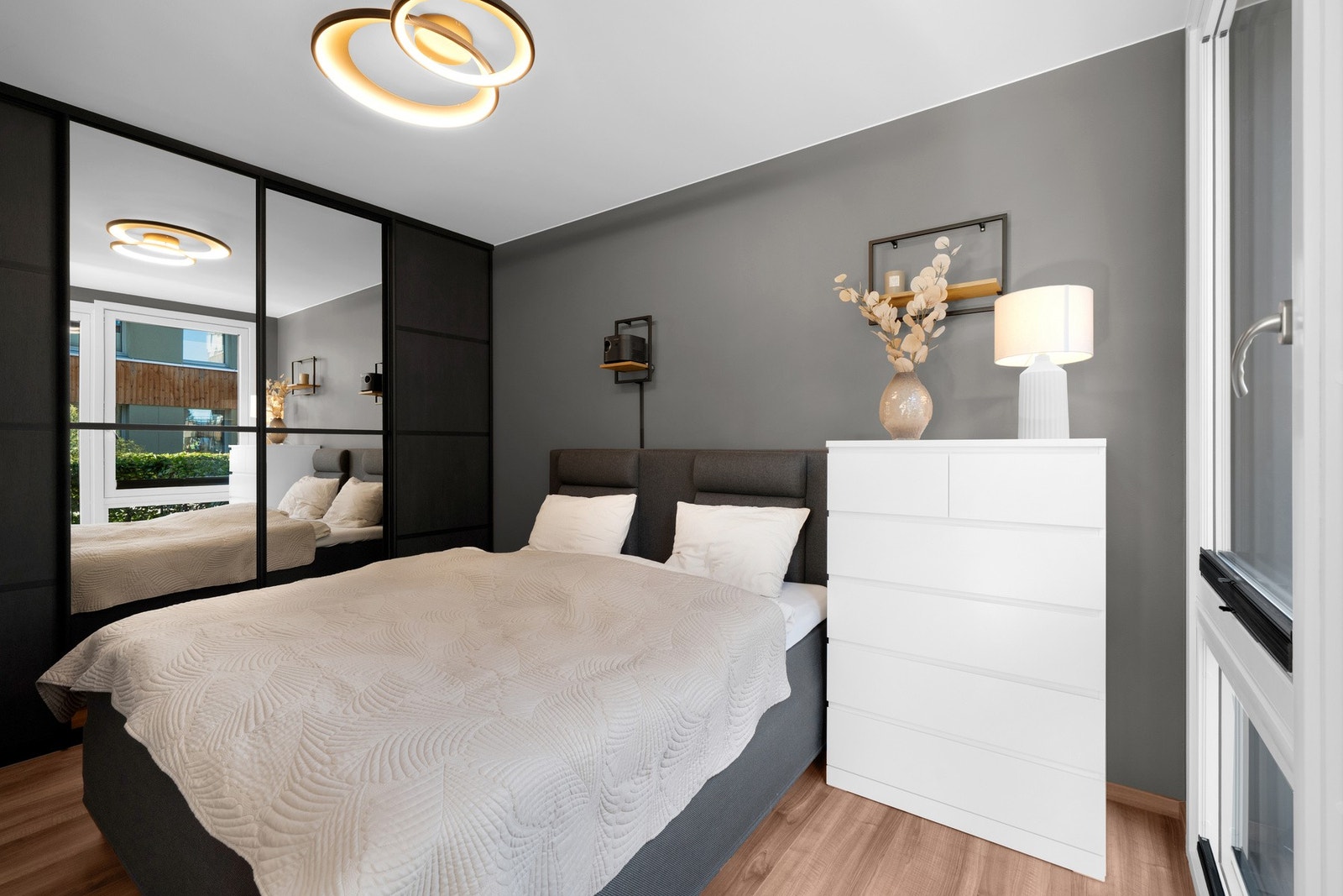 Soverommet har et innebygd garderobeskap med gode oppbevaringsmuligheter Galleribilde