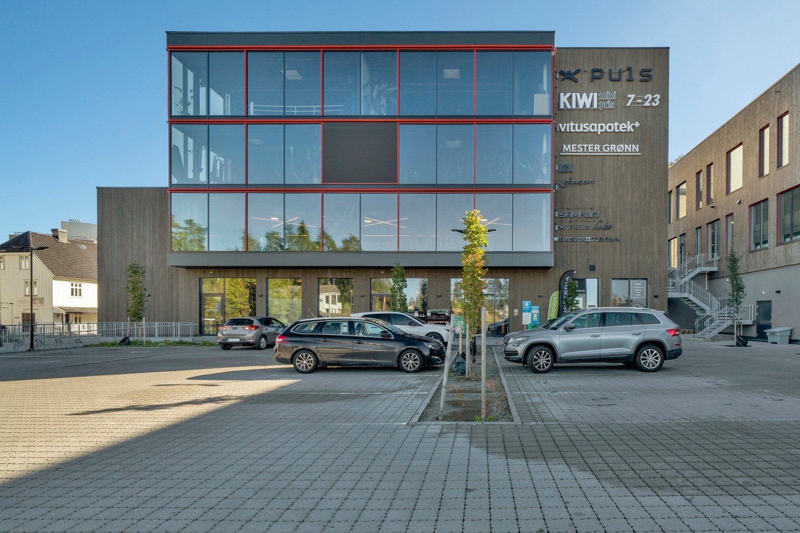 Torget har treningssenteret Puls, Mester Grønn, frisør, apotek, Sushi-Teria og Melvin Pizza Galleribilde