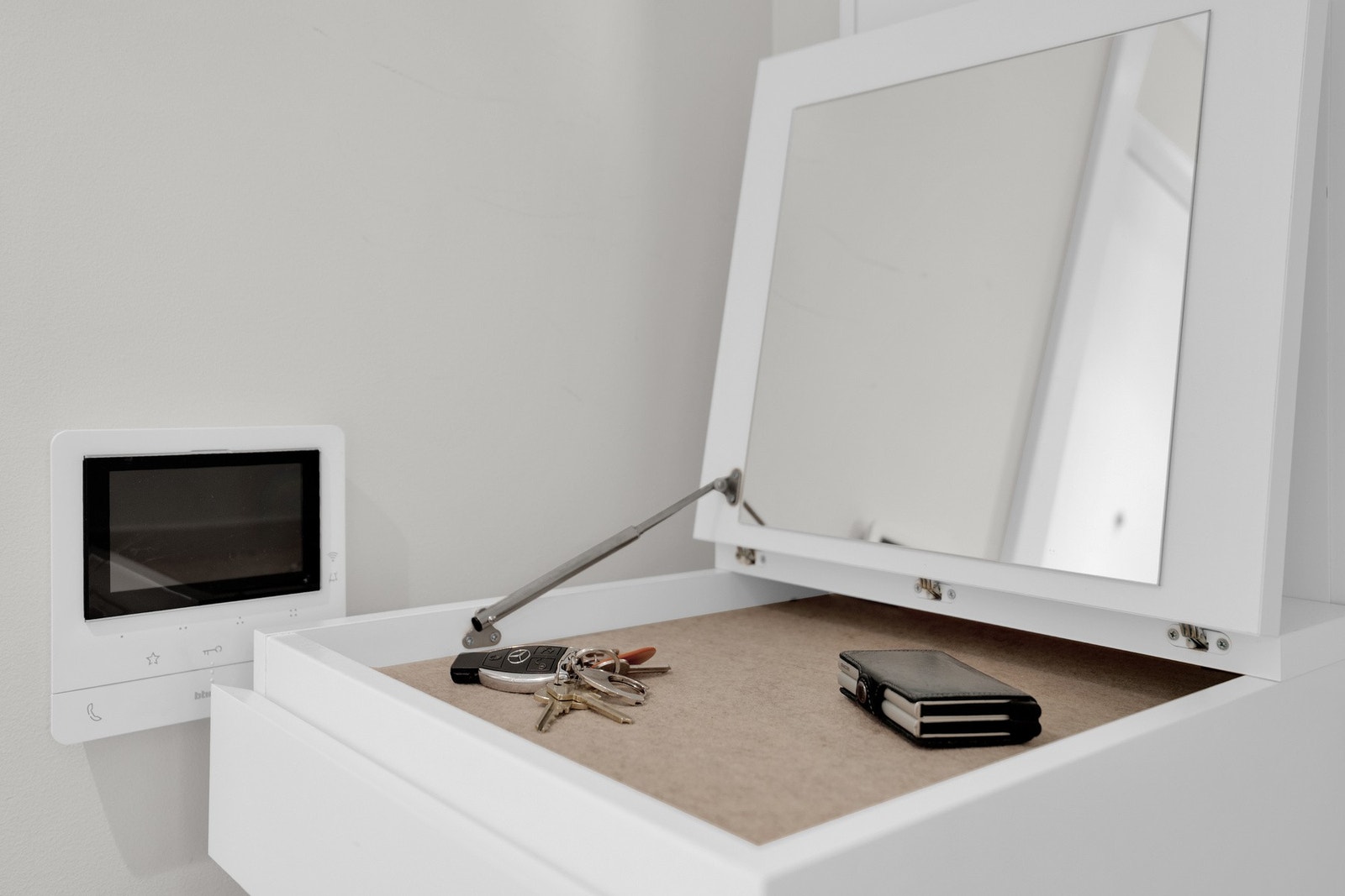 Videodørcalling er plassert på vegg ved siden av inngangsdøren Galleribilde