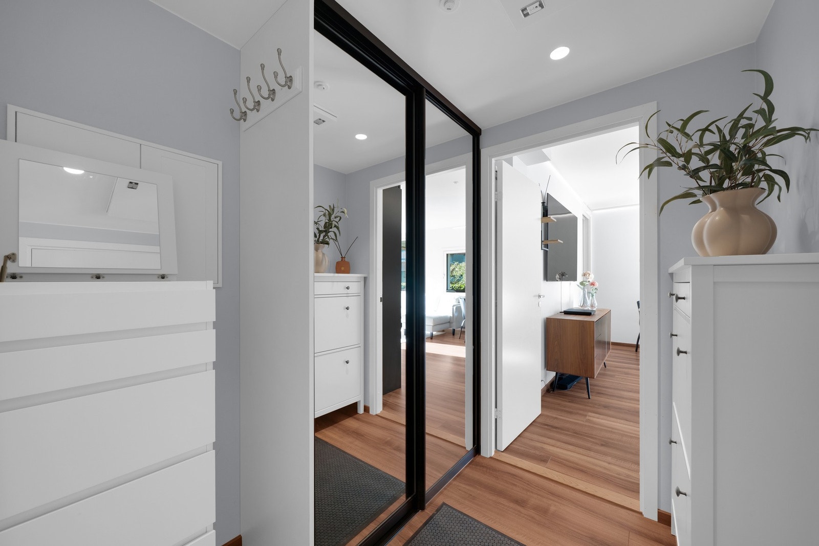 Plass til kommode og hengplass til ytterklær Galleribilde