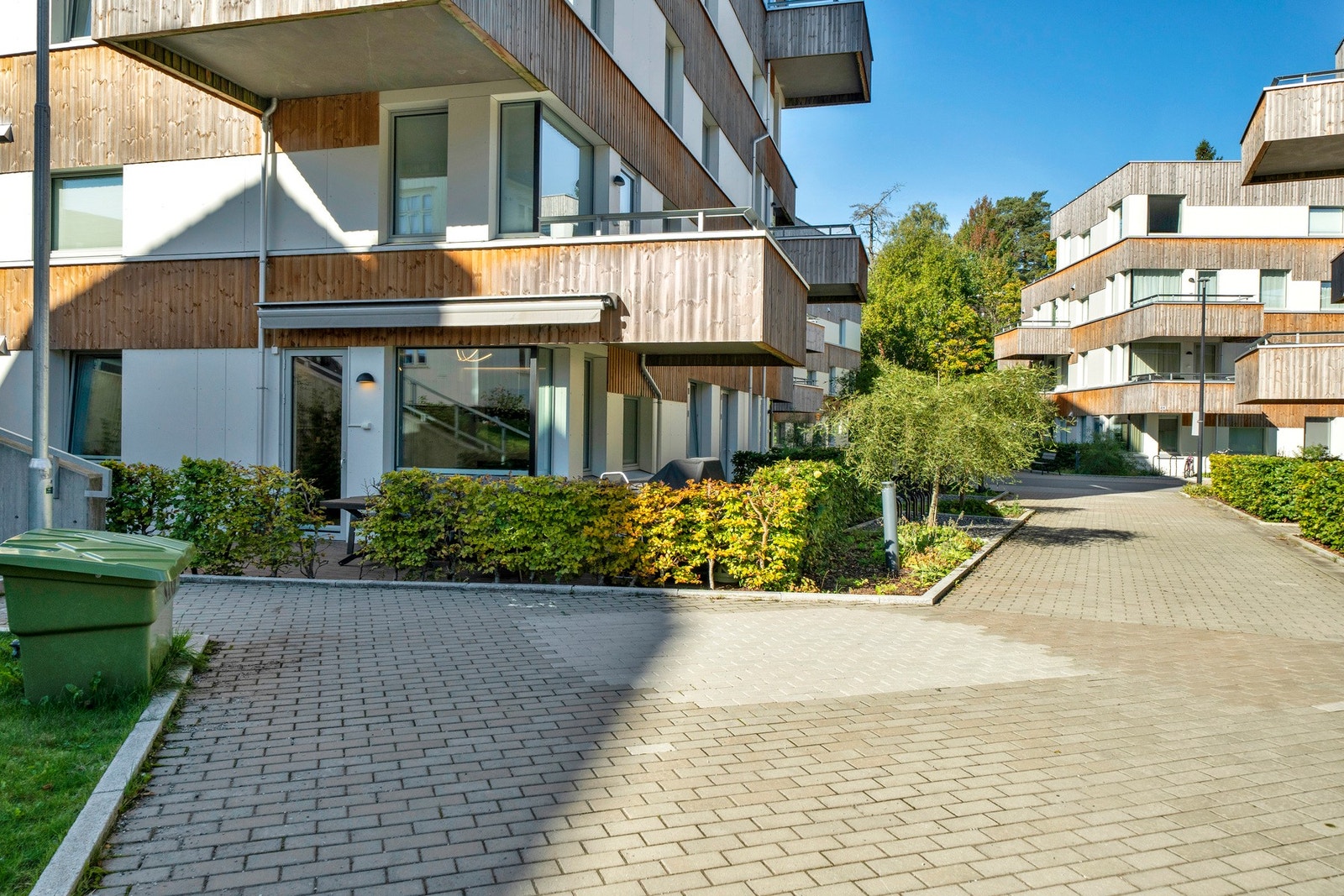 Eiet tomt på ca. 43,3 m² opparbeidet med gressplen, terrasseplatting og hekk Galleribilde